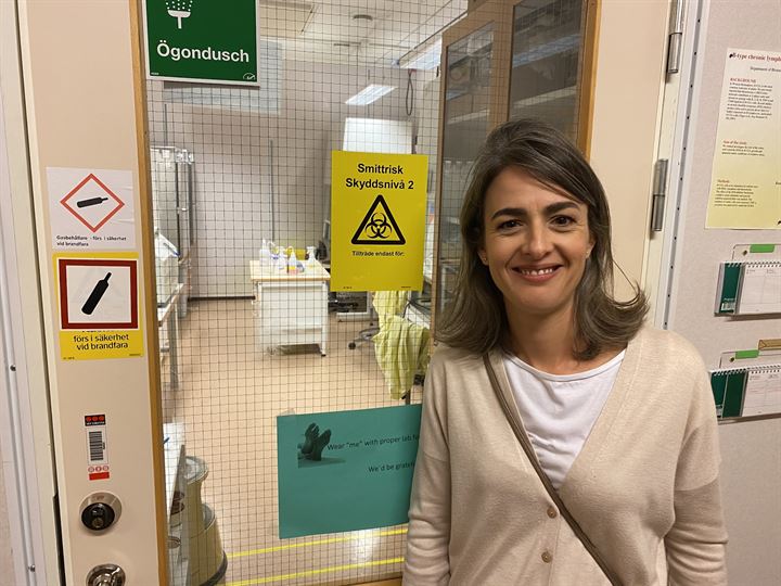Forskaren Eirini Apostoulu framför viruslab