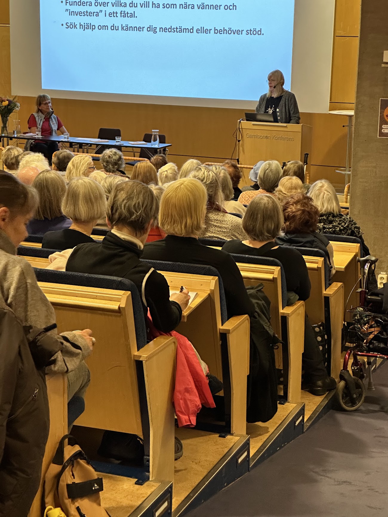 Psykoterapeut föreläser äldredagen 2023 om ensamhet