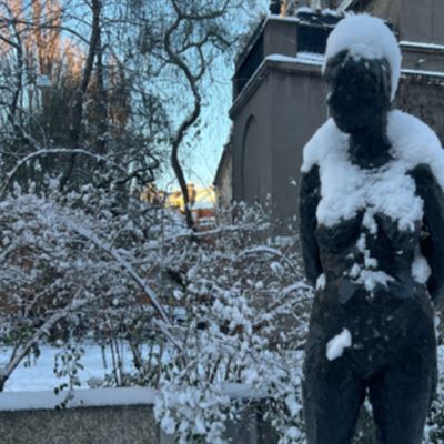 Staty i sn&#246; av v&#228;ntande kvinna